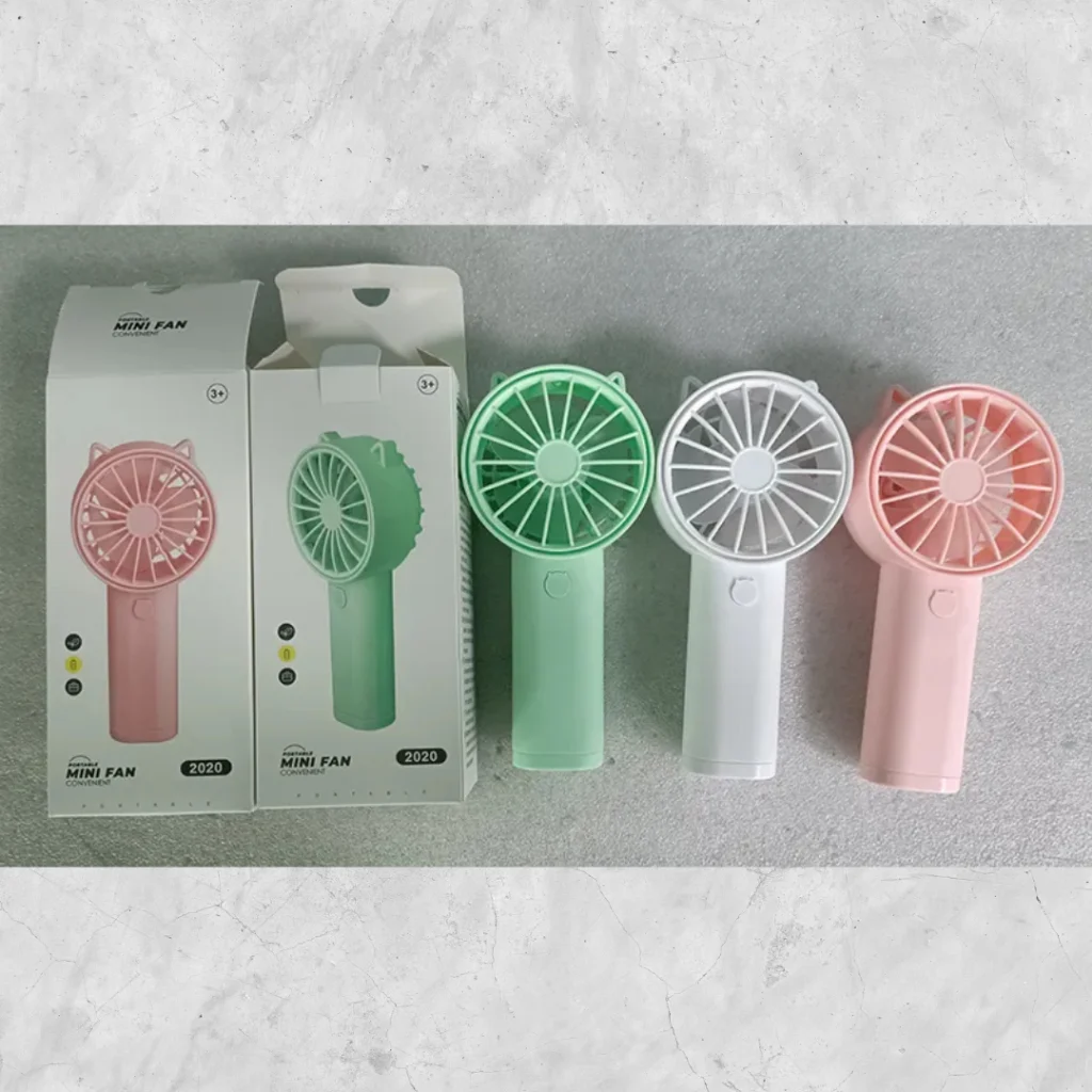 👉ร้านของคนไทย👈 ใช้ถ่าน พัดลมมือถือขนาดเล็ก พกพาง่าย Mini fan น้ำหนักเบา ทนทาน ไม่ต้องชาร์จ