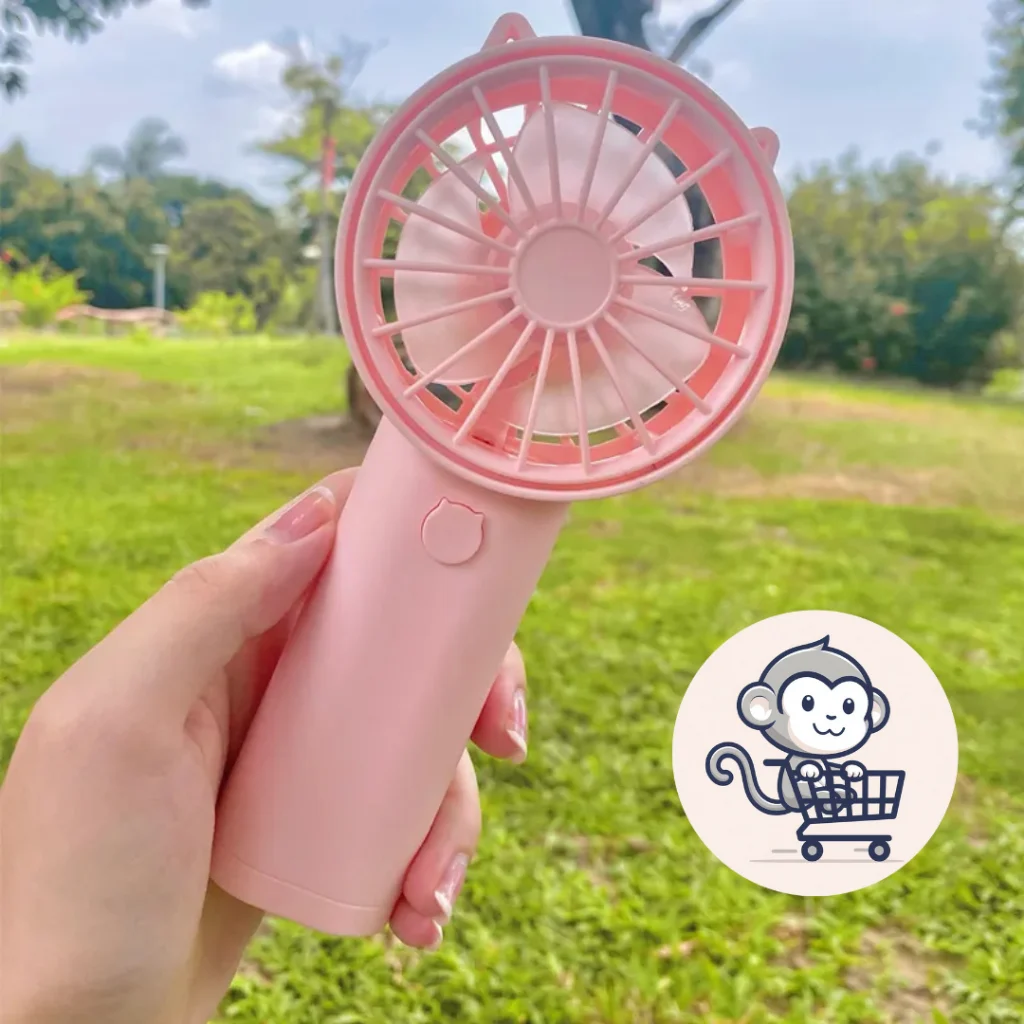 👉ร้านของคนไทย👈 ใช้ถ่าน พัดลมมือถือขนาดเล็ก พกพาง่าย Mini fan น้ำหนักเบา ทนทาน ไม่ต้องชาร์จ